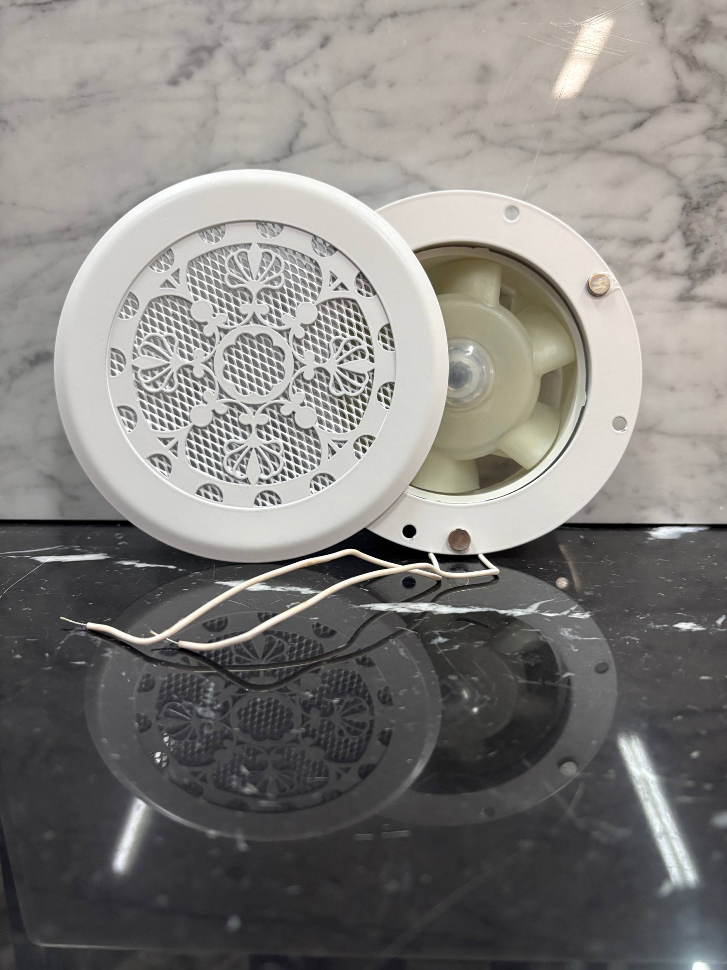 Диффузор на магнитах с вентилятором ТД100 белый цветочный орнамент 100 мм